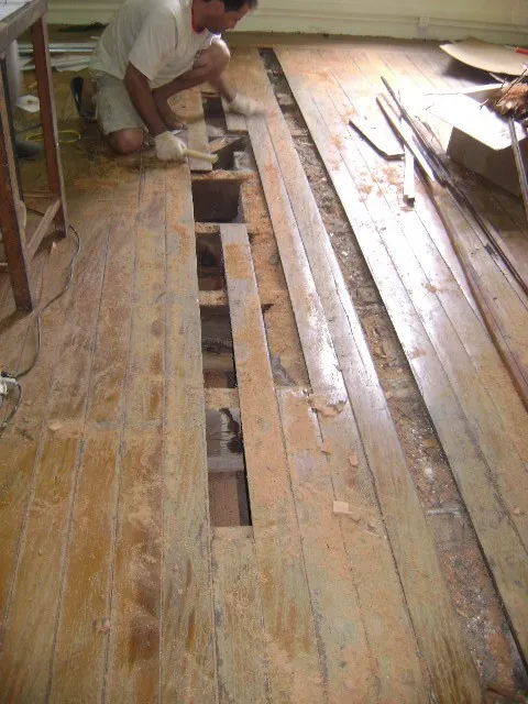 Aplicação de sinteco em piso de madeira