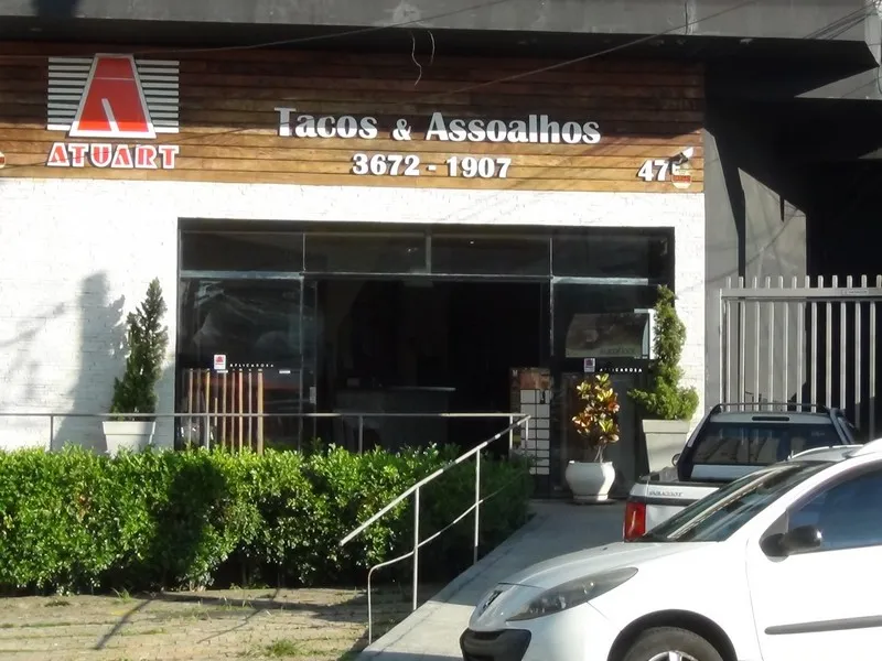 Raspagem de tacos e assoalhos